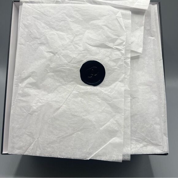 Chanel White Box with Shimmer Ribbon - Picture 5 of 6